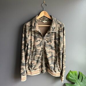 Mystree Women Camo Full Zip Bomber Jacket Striped Hem and Pockets Size Large